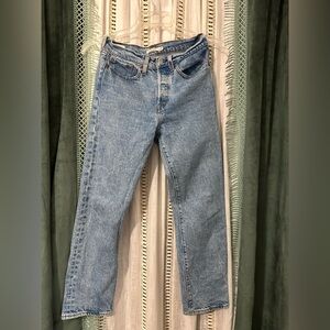 Levi’s wedgie straight light wash. Size 27. GUC